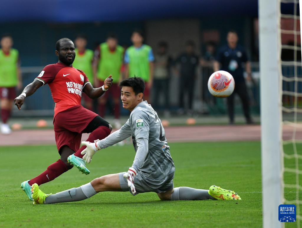 英雄资料-阿贾克斯迎足总杯关键赛，冲刺阶段单刀错失，引发热议，资深球员宣示担当(阿贾克斯青年队赛程表)