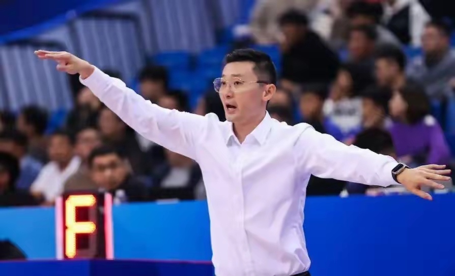 lol视频-CBA季后赛倒计时，广州队今晚临场应变，细节引发关注，管理层满意，身体对抗强度拉满的简单介绍