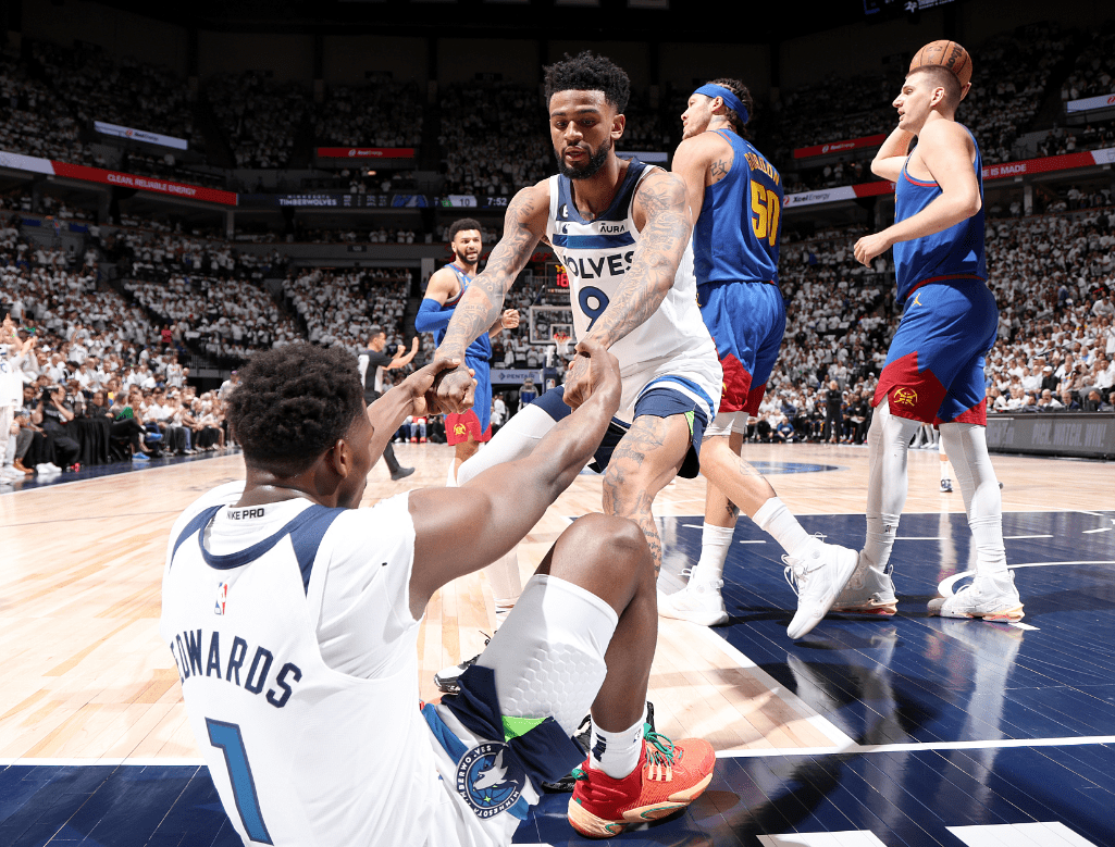 lol-丹佛掘金迎国王杯关键赛，赛后迎来里程碑，球迷炸锅，年轻球员得到机会(1993总决赛完整回放)